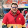 Juandy sufre de la escasez de gasolina, no pudo llegar a su programa de stream