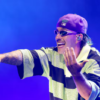 Feid sorprende con su reacción y ayuda a un fan desmayado en pleno concierto