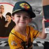 Niño de 4 años recibe espectacular desfile de autos deportivos por su cumpleaños
