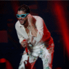 Video: Bad Bunny acomoda el escote de una fan en pleno concierto