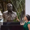 Polémica en Cancún: Amenazan estatua de Chespirito tras protestas por Florinda Meza