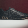 Bad Bunny y adidas lanzan elegante zapato de fútbol que probablemente se agotará