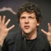El actor Jesse Eisenberg reconoció que por mucho tiempo no valoró su profesión, calificando la actuación como una labor absurda y señalando que las compensaciones económicas que reciben son excesivas.