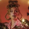 Sydney Sweeney protagoniza una nueva campaña de lencería inspirada en El Grinch, donde encarna al personaje de Cindy Lou Quien.